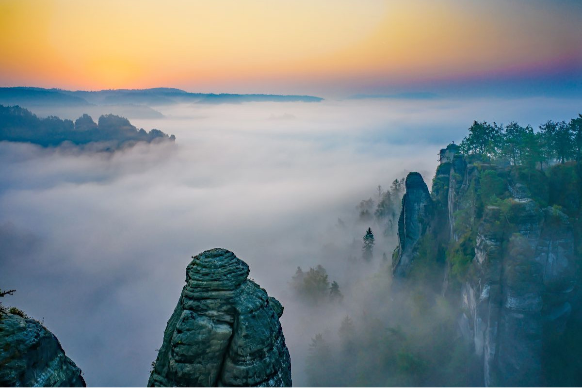 Nebel beim Sonnenaufgang im Elbsandsteingebirge