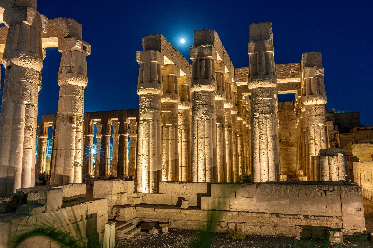 Der Luxor-Tempel unter dem Mond von Theben