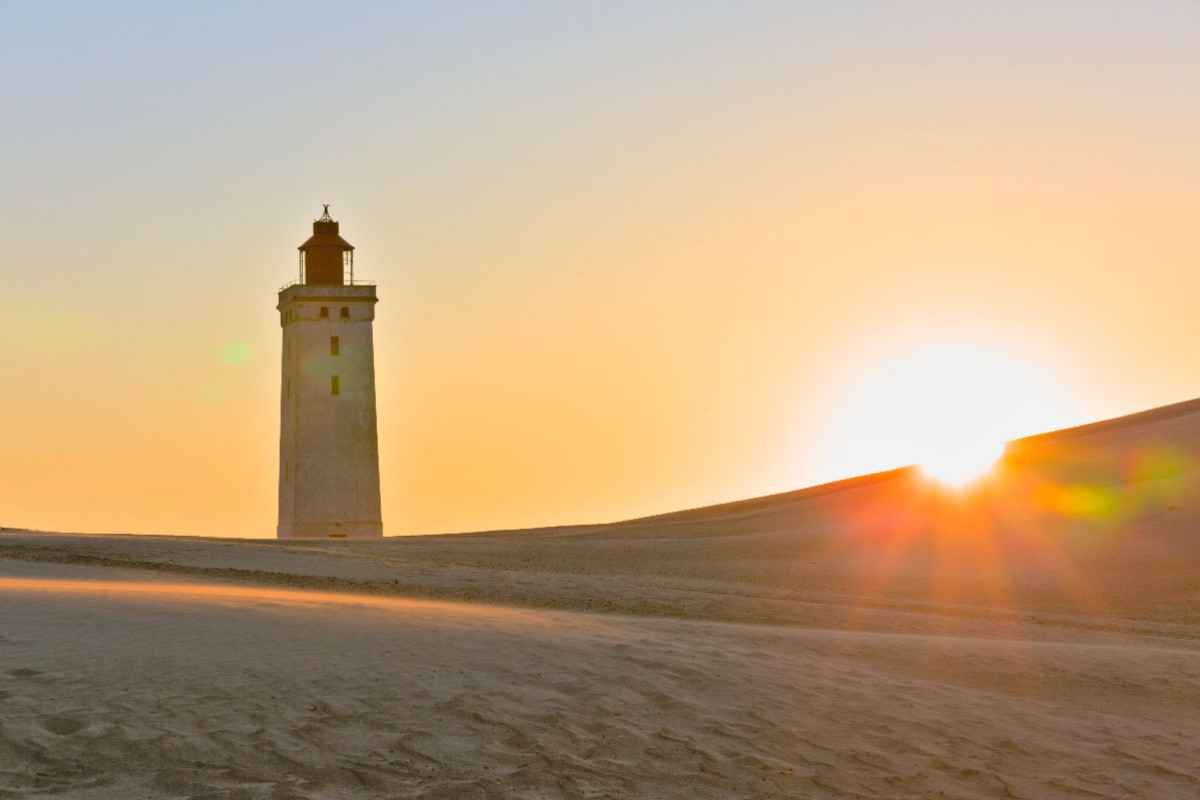 Der alte Leuchtturm von Rubjerg Knude in der Abendsonne