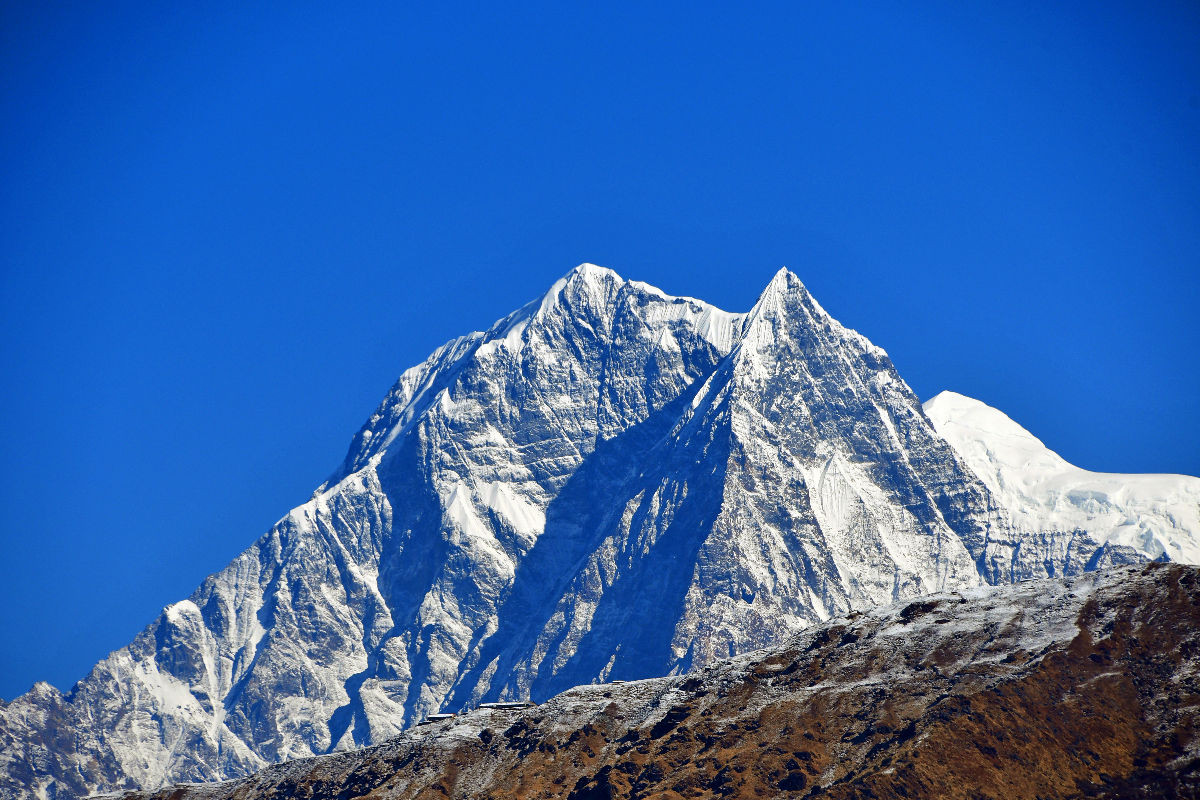 Nilgiri Nord (7061 m) und Nilgiri Süd (6839 m) von links vom Bergdorf Ghorepani (2870 m)