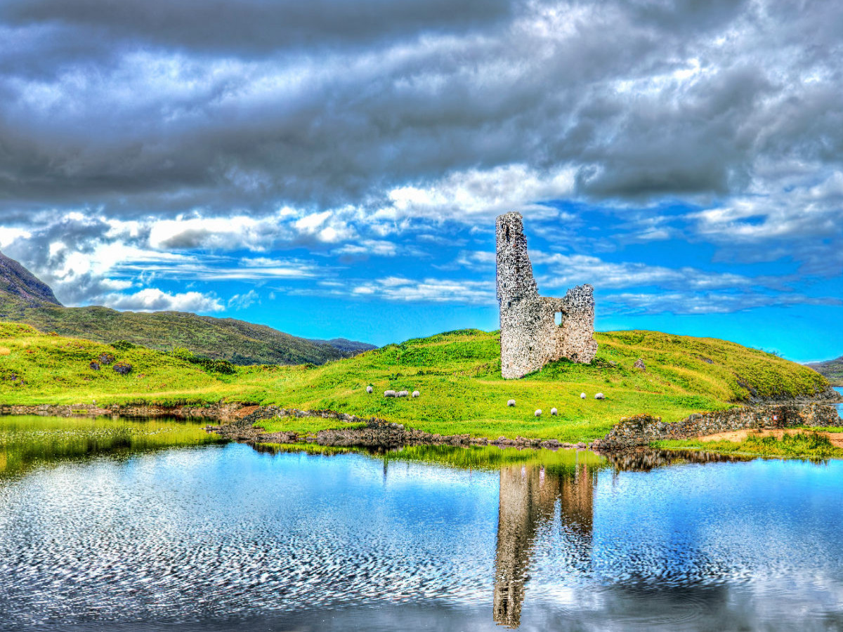 Ardvreck Castle in den schottischen Highlands am Loch Assynt