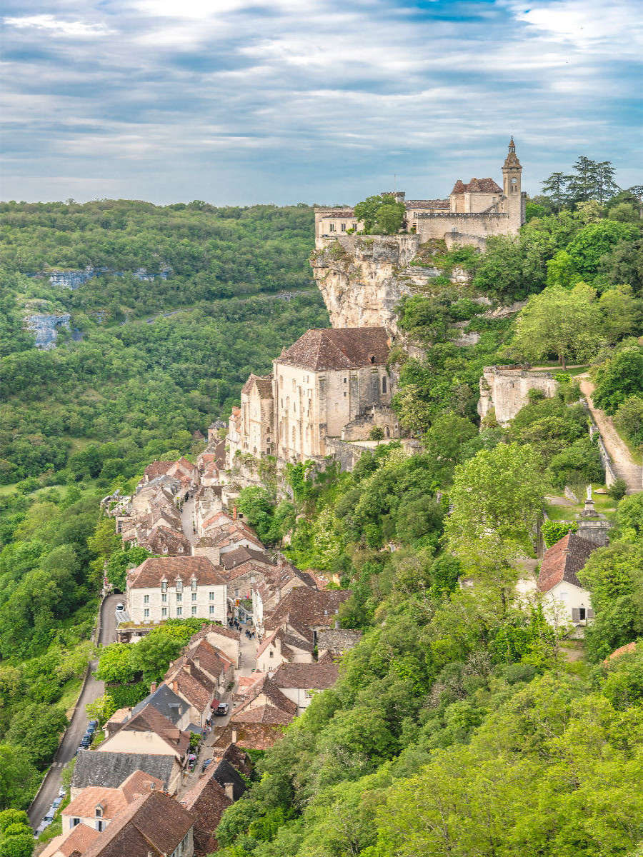 Der pittoreske Wallfahrtsort  Rocamadour liegt an einem steilen Kalkfelsen