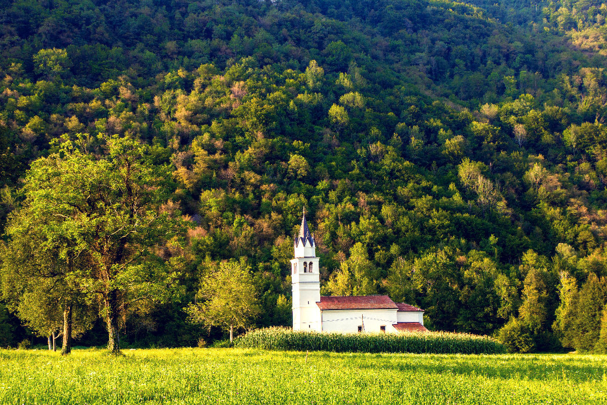 Einsame Kirche an der alten Landstraße bei Volarje