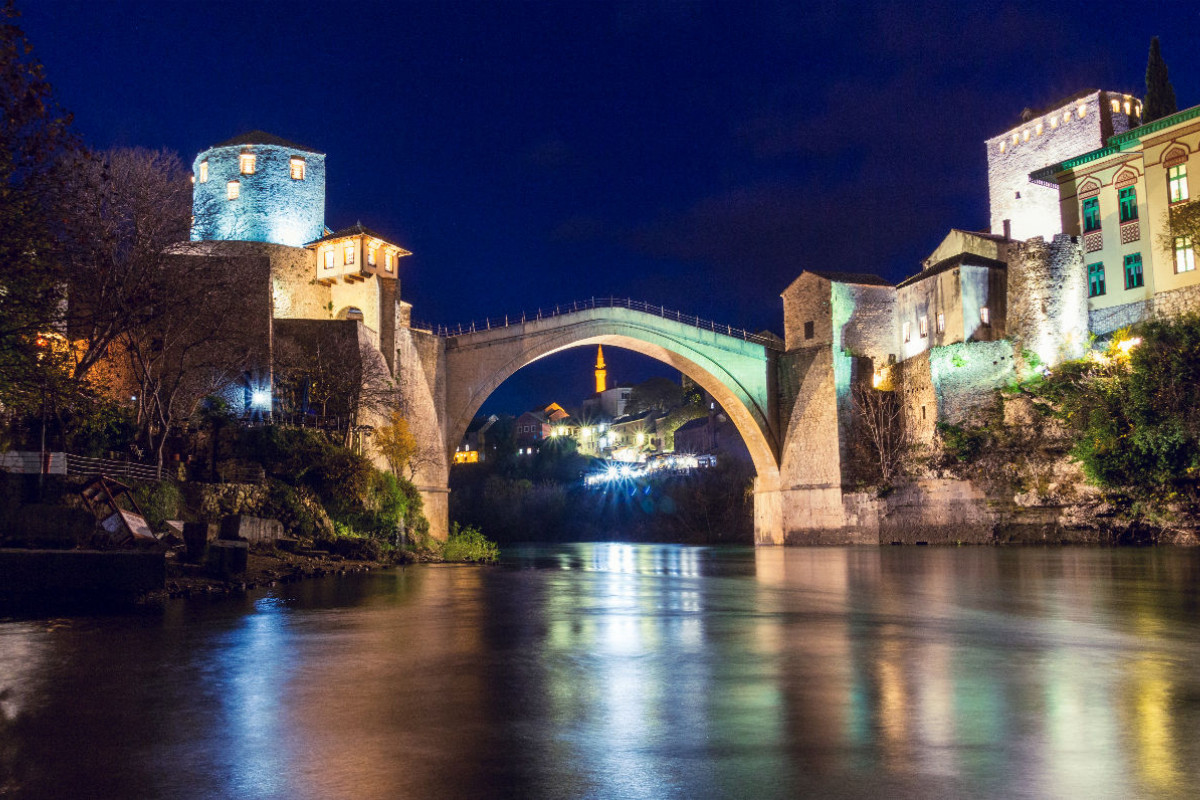 Die berühmte leuchtende Stari Most von Mostar am Abend