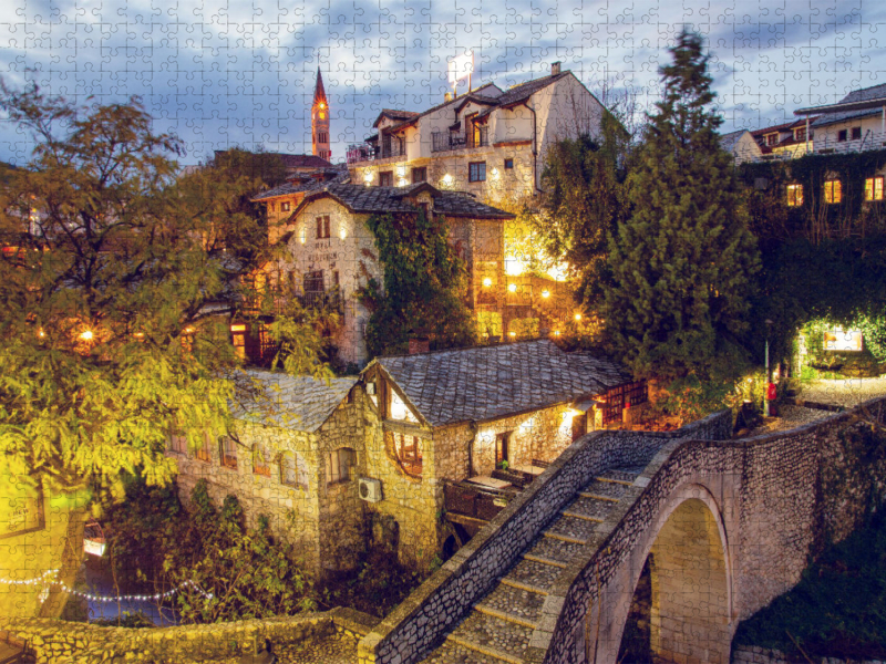 Mostar- Blick über die kleine alte Bogenbrücke aus Stein