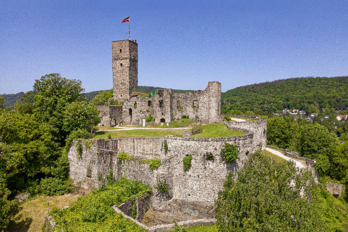 Der Burgturm der gigantischen Festung Königstein im Taunus