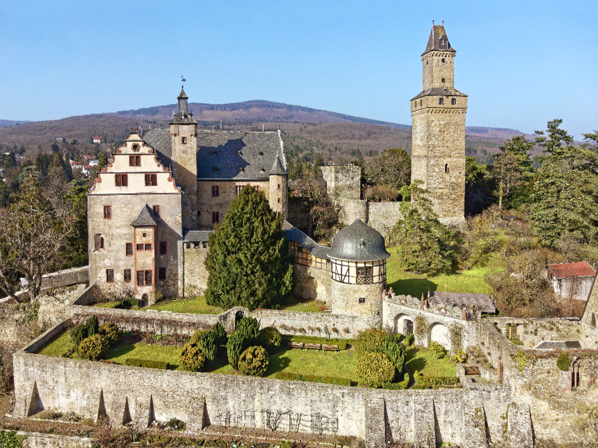 Die Burg Kronberg besticht durch ihren ausgezeichneten Zustand und den monolithischen Bergfried