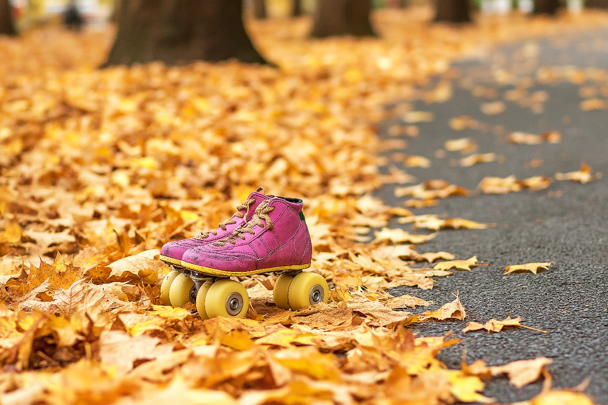 Nostalgische Vintage Retro Rollschuhe im Herbst