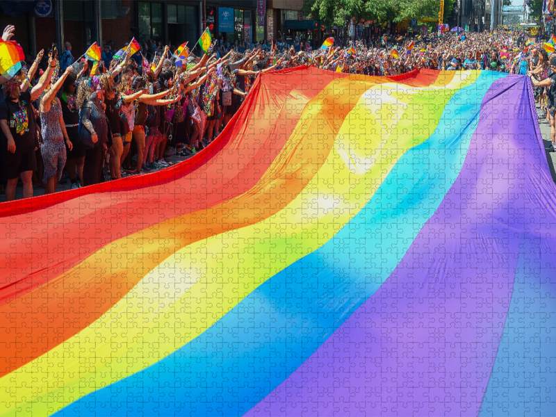 Regenbogenfahne auf LGBTQ-Parade oder CSD