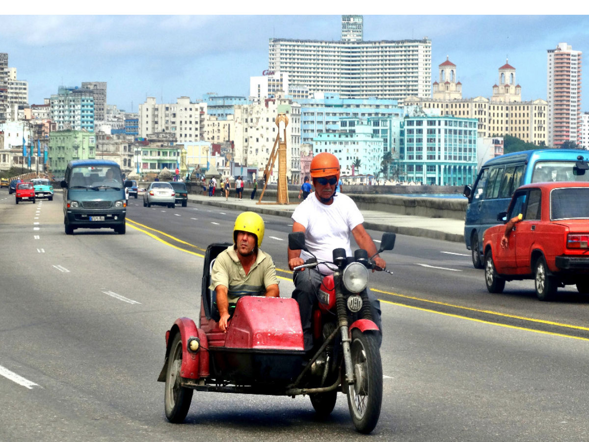 Ein Motorrad-Gespann der Marke JAWA in Havanna