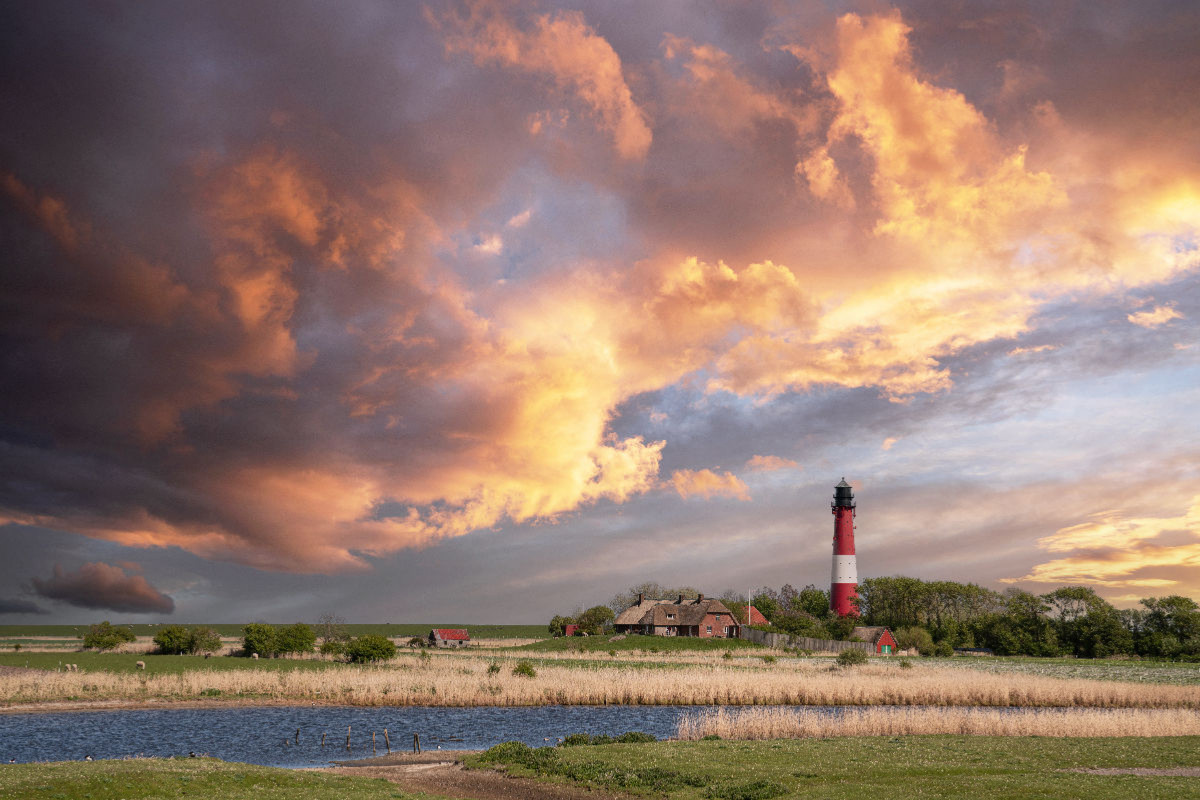 Dramatischer Himmel über dem Leuchtturm von Pellworm