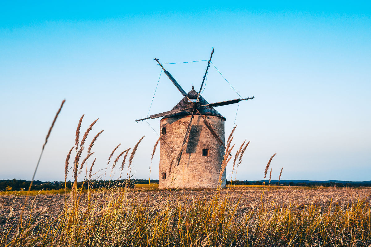 Windmühlen in einer Ländlichen Umgebung, aus Tési in Ungarn