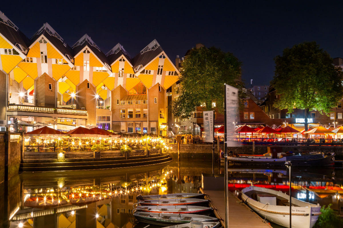 ROTTERDAM Alter Hafen und Kubushäuser bei Nacht