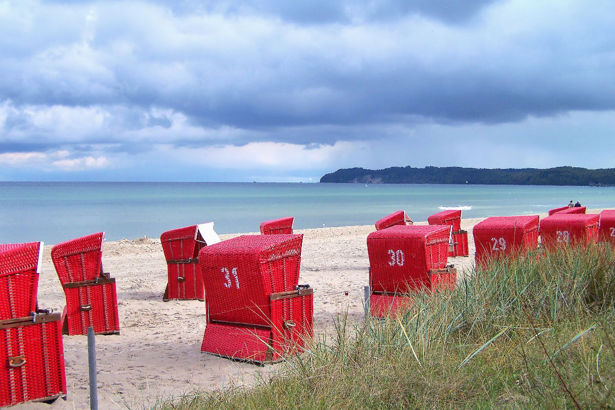 Strandkörbe am Strand bei Binz auf der Ostseeinsel Rügen