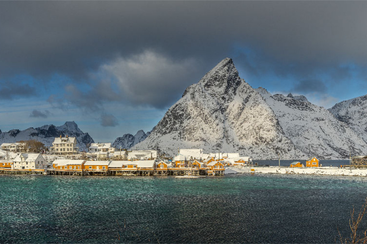 Winterlandschaft in Sakrisøy auf den Lofoten