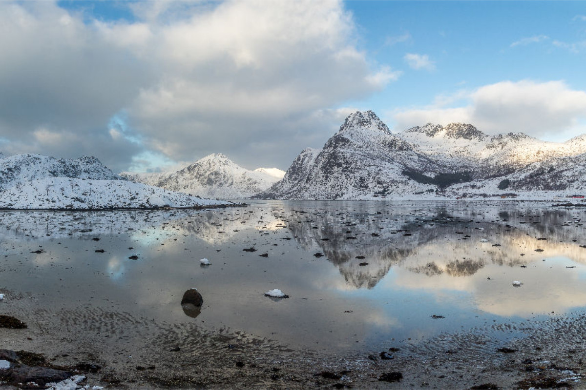 Winterliche Fjordlandschaft am Flakstadpollen auf den Lofoten