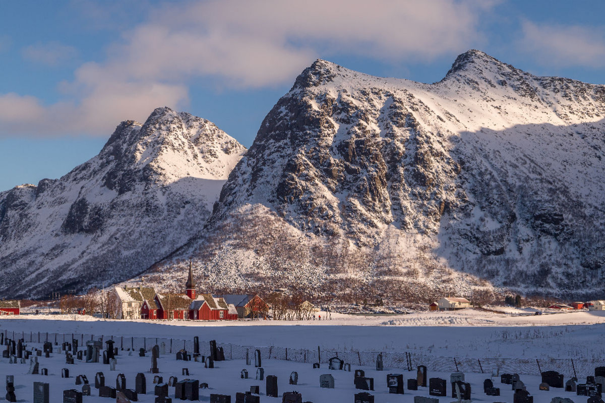 Rote Flakstad Kirche auf den Lofoten