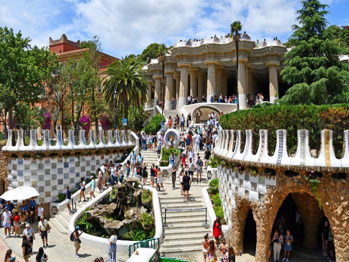 Barcelona, Blick auf die riesige Terrasse im Park Güell, der vom genialen Gaudi von 1900 bis 1911 angelegt wurde