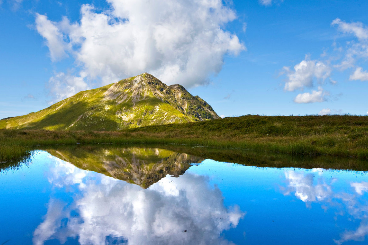 Der Hochkogel spiegelt sich in einer Naturlacke