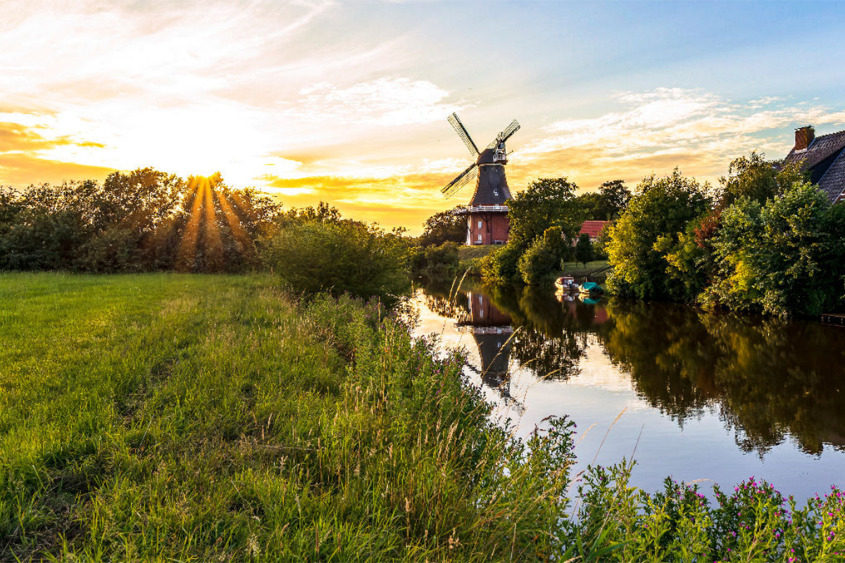 Greetsieler Grüne Mühle im Sonnenuntergang