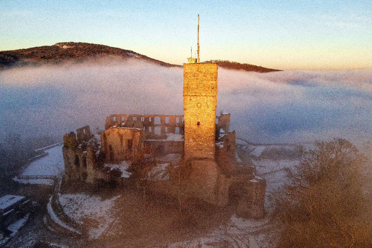 Letzte Sonnenstrahlen erleuchten die Burgruine Königstein