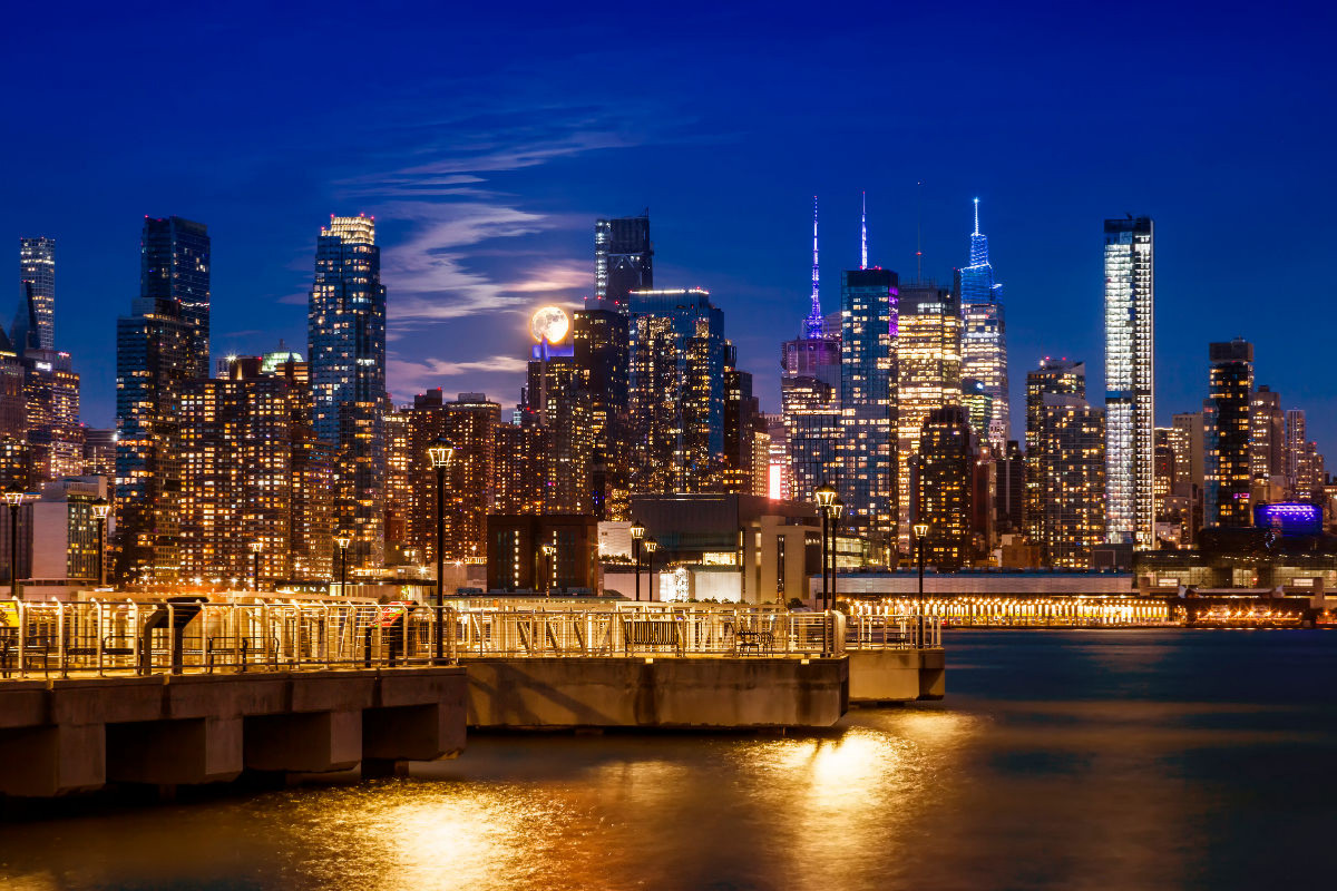 NYC Midtown Manhattan Skyline mit Vollmond