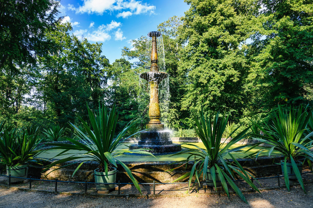 Ein Blick auf einen den Brunnen der Pfaueninsel in Berlin