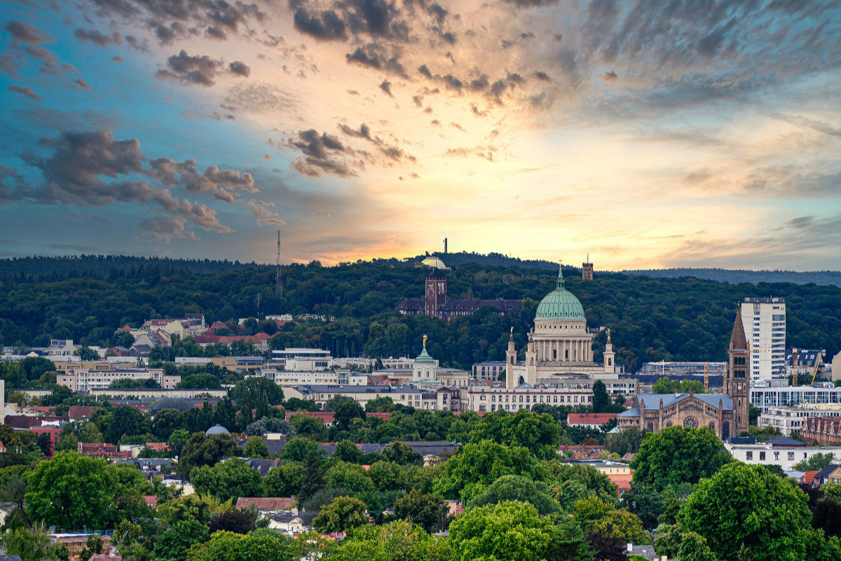 Ein Blick auf die Stadt Potsdam mit der Kirche St. Nikolai