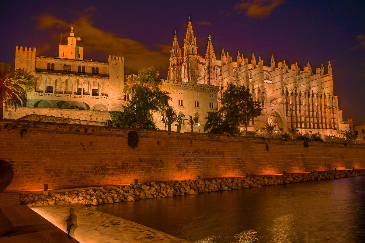 Palma de Mallorca - Kathedrale und Königspalast bei Nacht