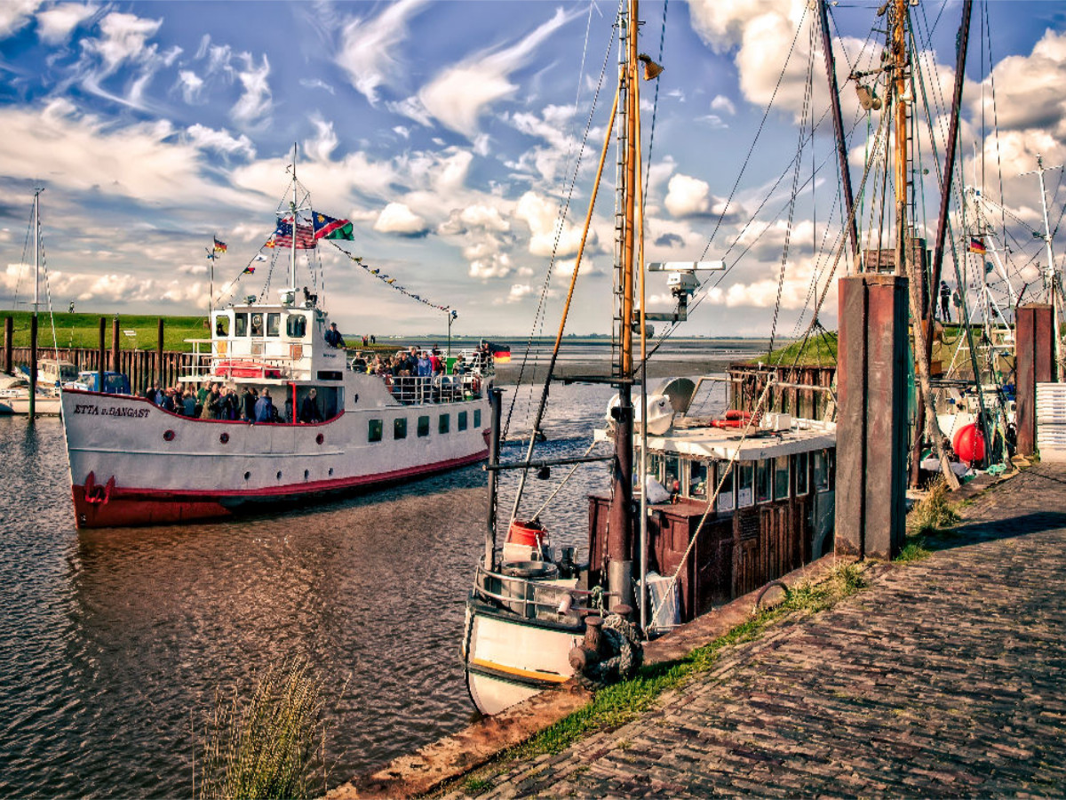 Der Dangaster Hafen mit der Etta von Dangast