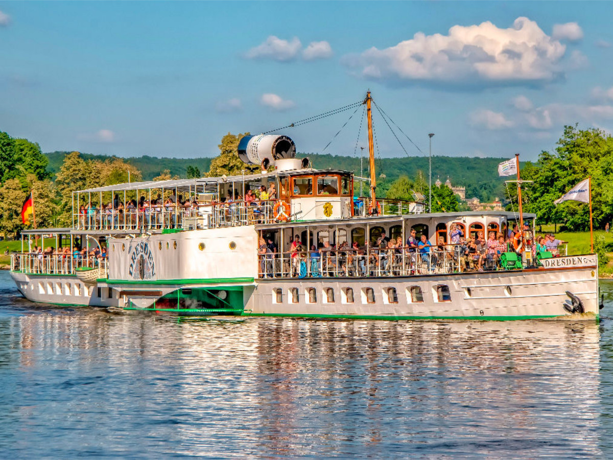 Raddampfer auf der Elbe