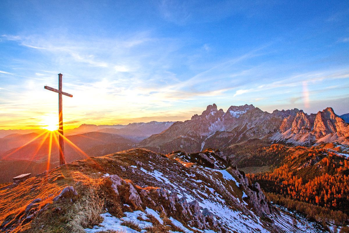 Gipfelkreuz im Sonnenlicht