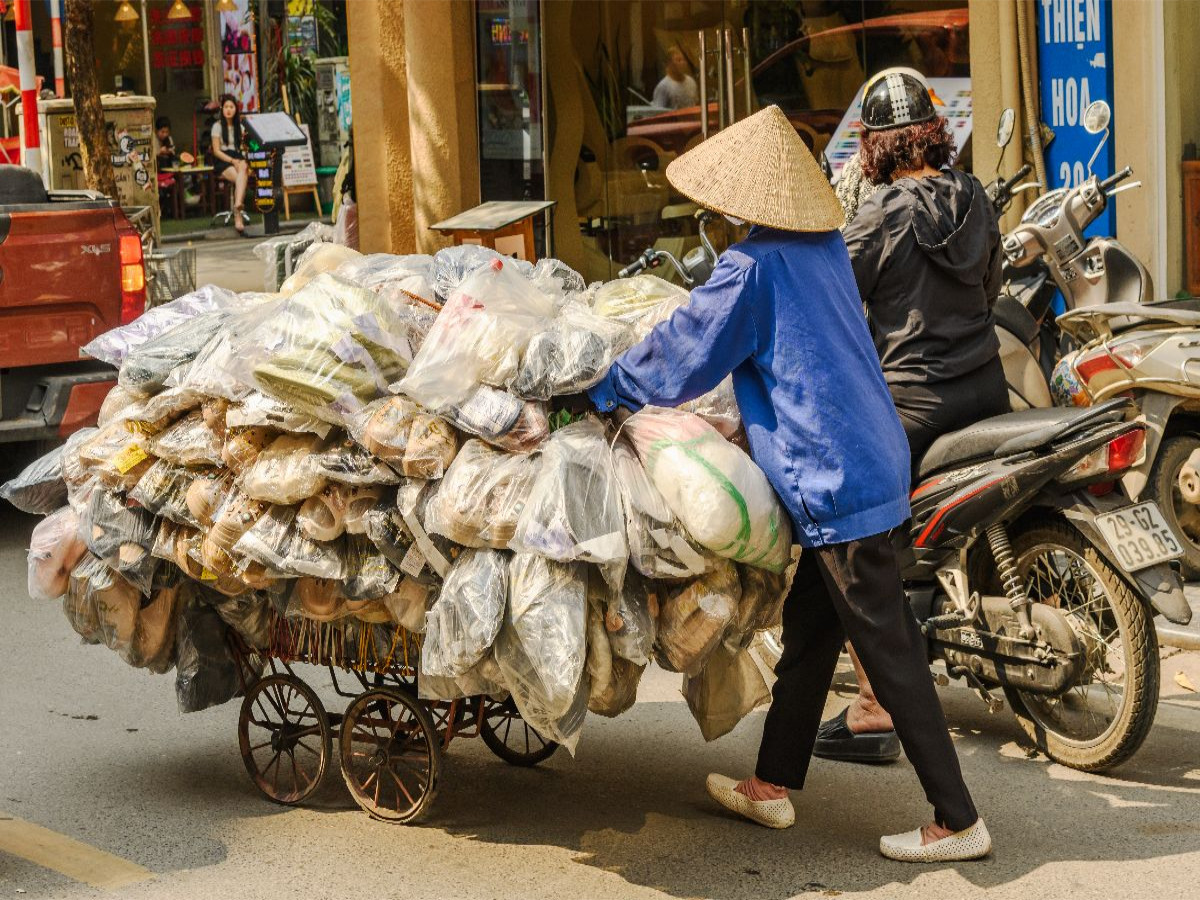 fahrender Schuhverkäufer in Hanoi