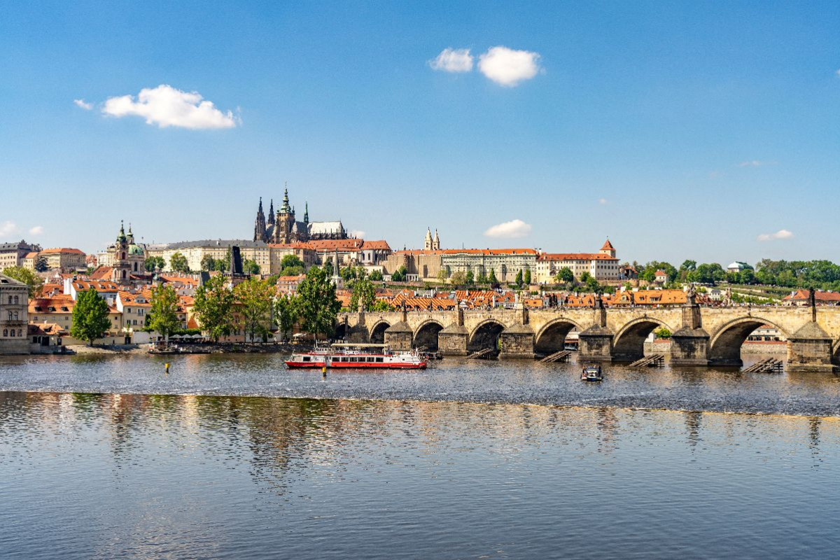 Moldau, Burg und Karlsbrücke in Prag