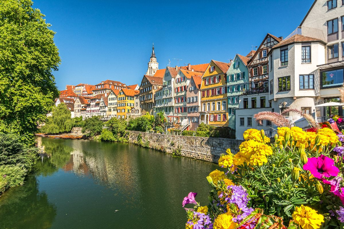 Historische Tübinger Neckarfront mit Blumenschmuck