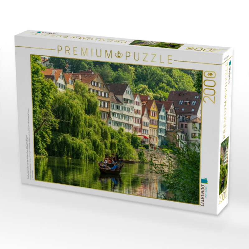 Stocherkahnfahrt vor der historischen Altstadt Tübingens