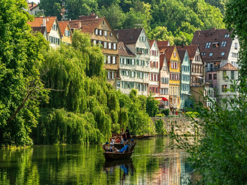 Stocherkahnfahrt vor der historischen Altstadt Tübingens