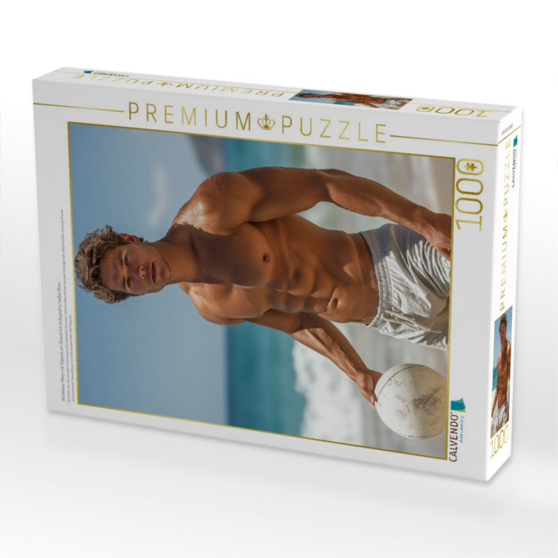 Attraktiver Mann mit Sixpack am Strand mit Volleyball in heißer Pose