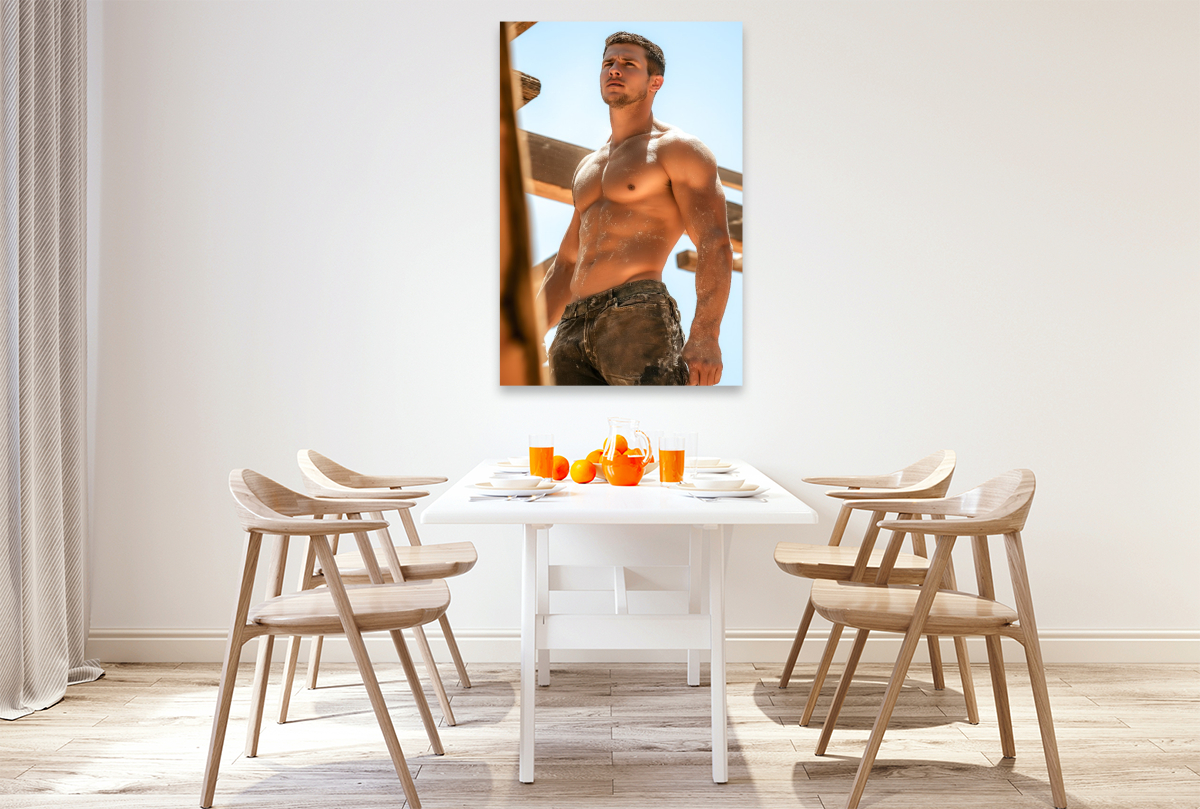 Heißer Bauarbeiter mit staubigem Sixpack auf der Baustelle