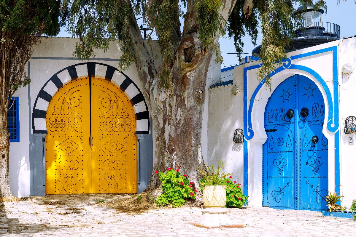 gelbe und blaue Holztüren in der Medina von Sidi Bou Said