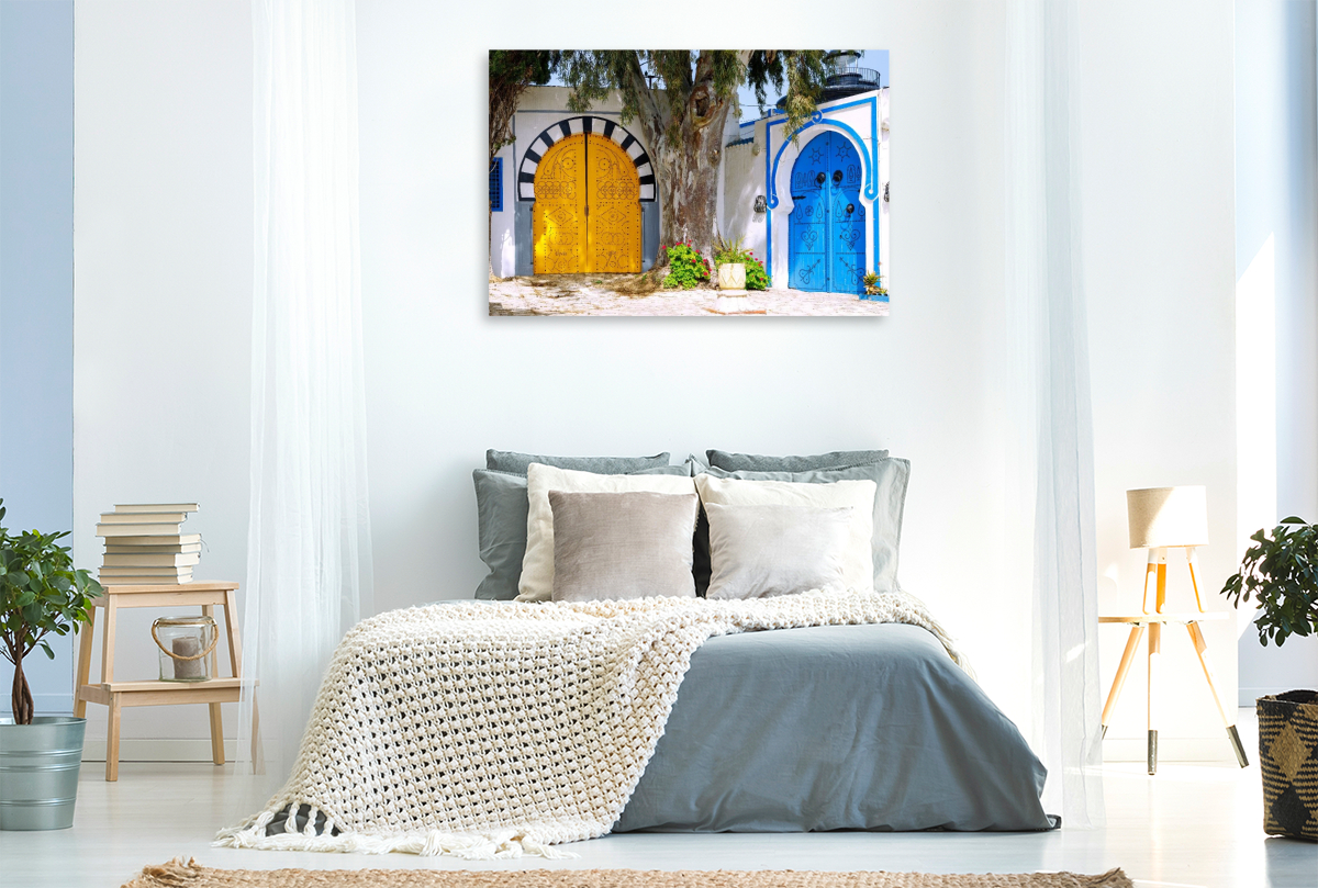 gelbe und blaue Holztüren in der Medina von Sidi Bou Said