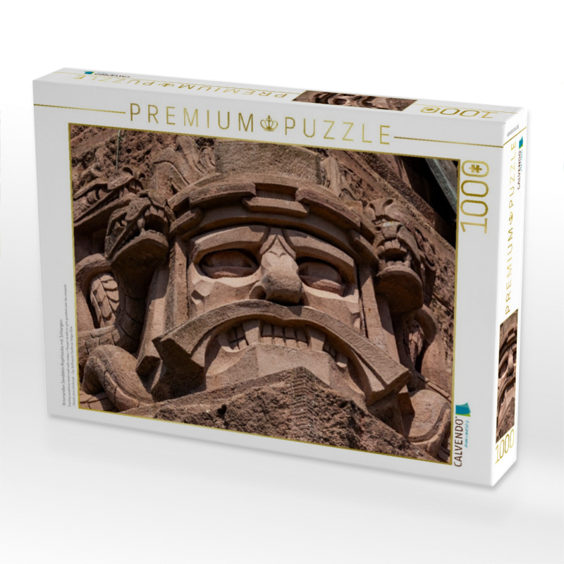 Knurrenden Sandstein Kopfmaske mit Schlangen