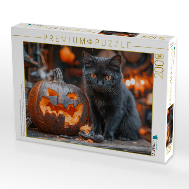 Schwarze süße Katze und Halloween-Kürbis im Kerzenschein