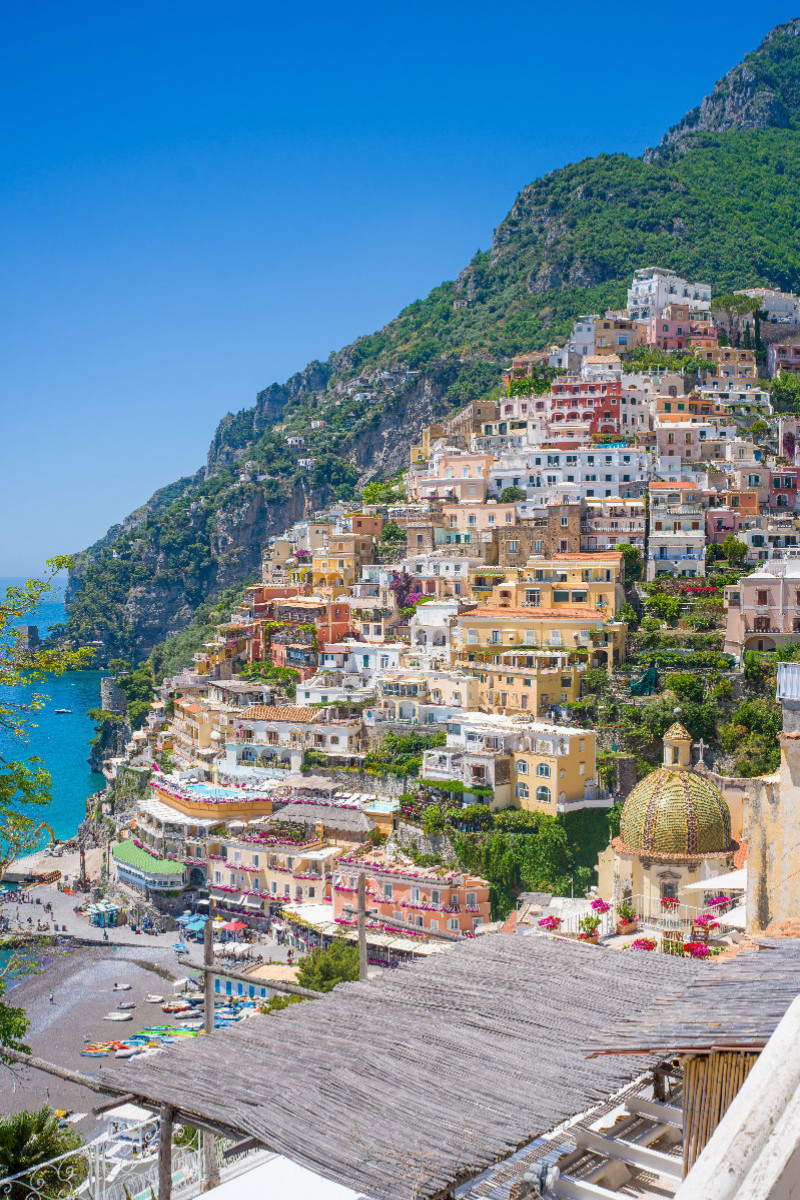 Positano vor der beeindruckenden Bergkulisse