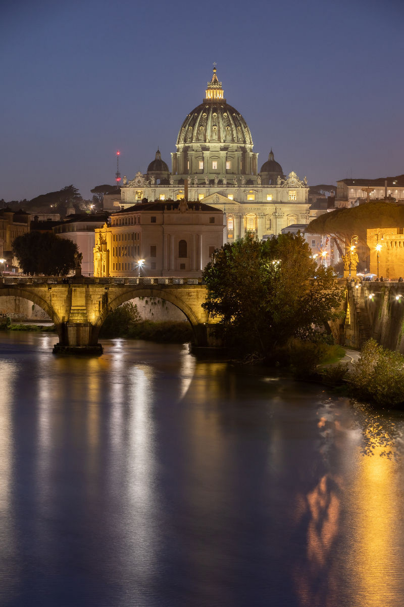 Blick über den Tiber zu Petersdom