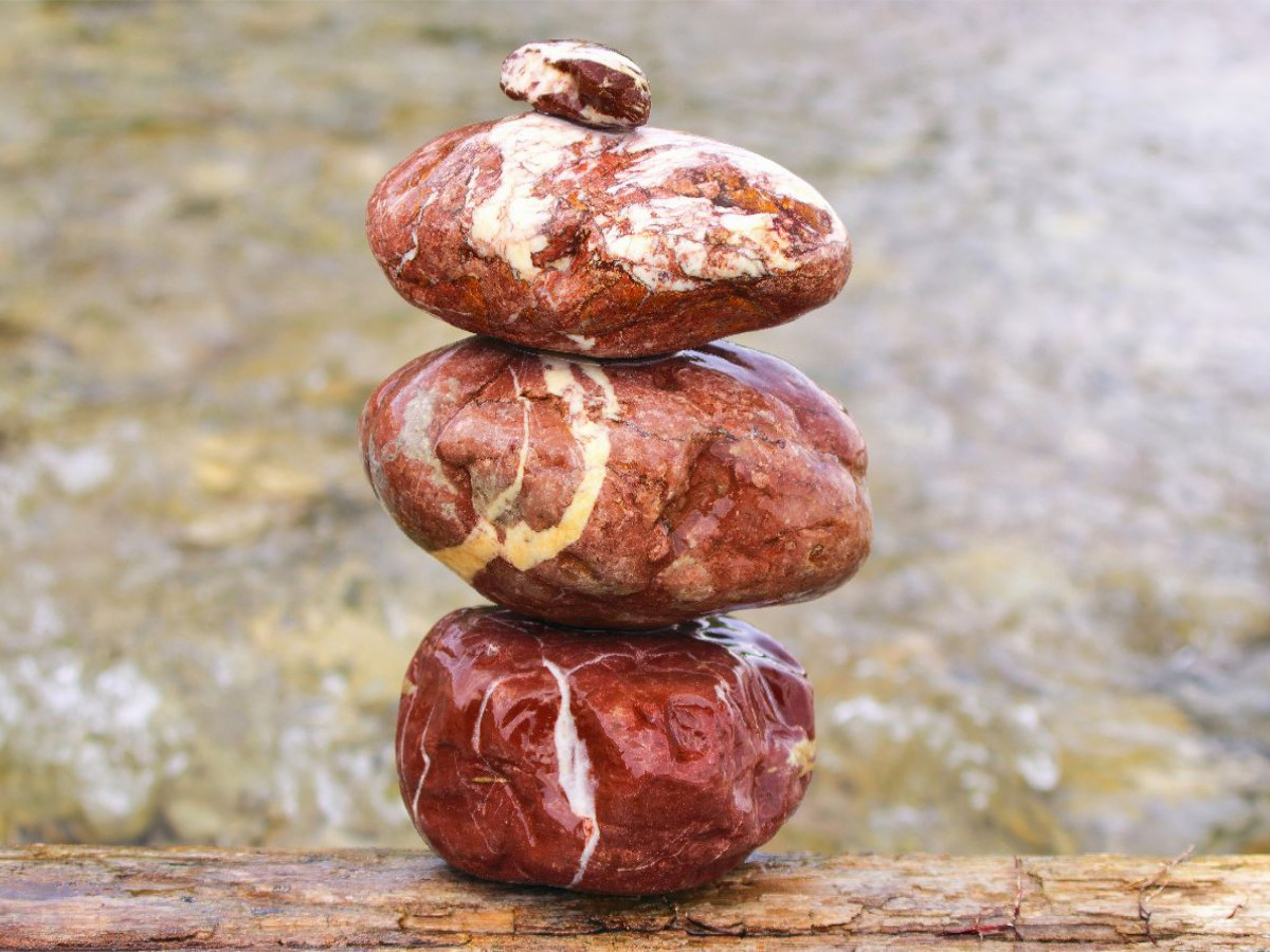 Balance am Fluss – Steinmännchen an der Isar