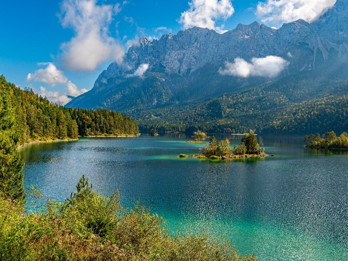 Der Eibsee unterhalb der Zugspitze im Wettersteingebirge
