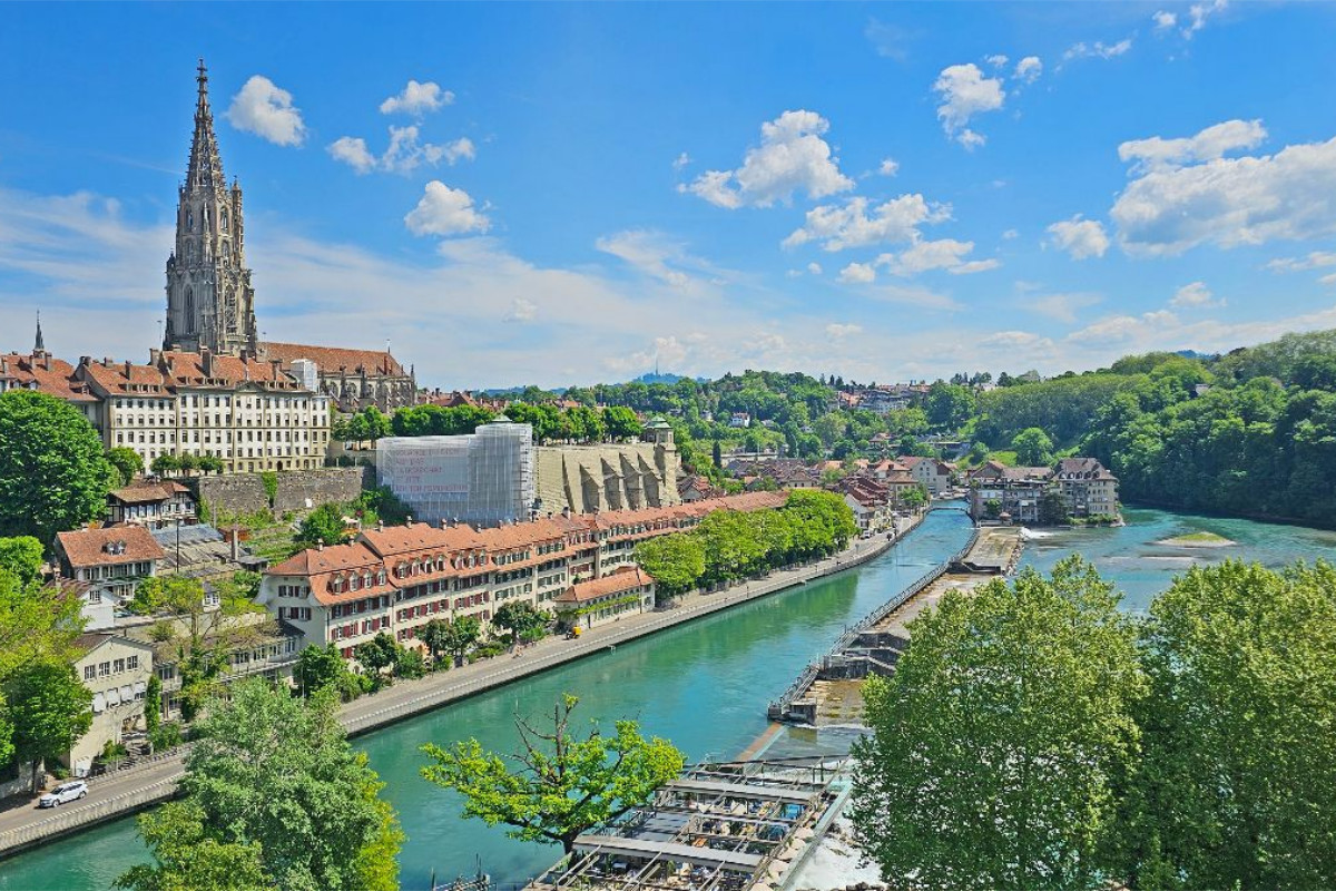 Blick auf den Dom und die Aare in Bern
