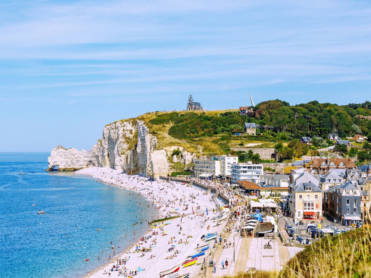 Étretat mit Strand und Felsentor La Falasie d'Aumont