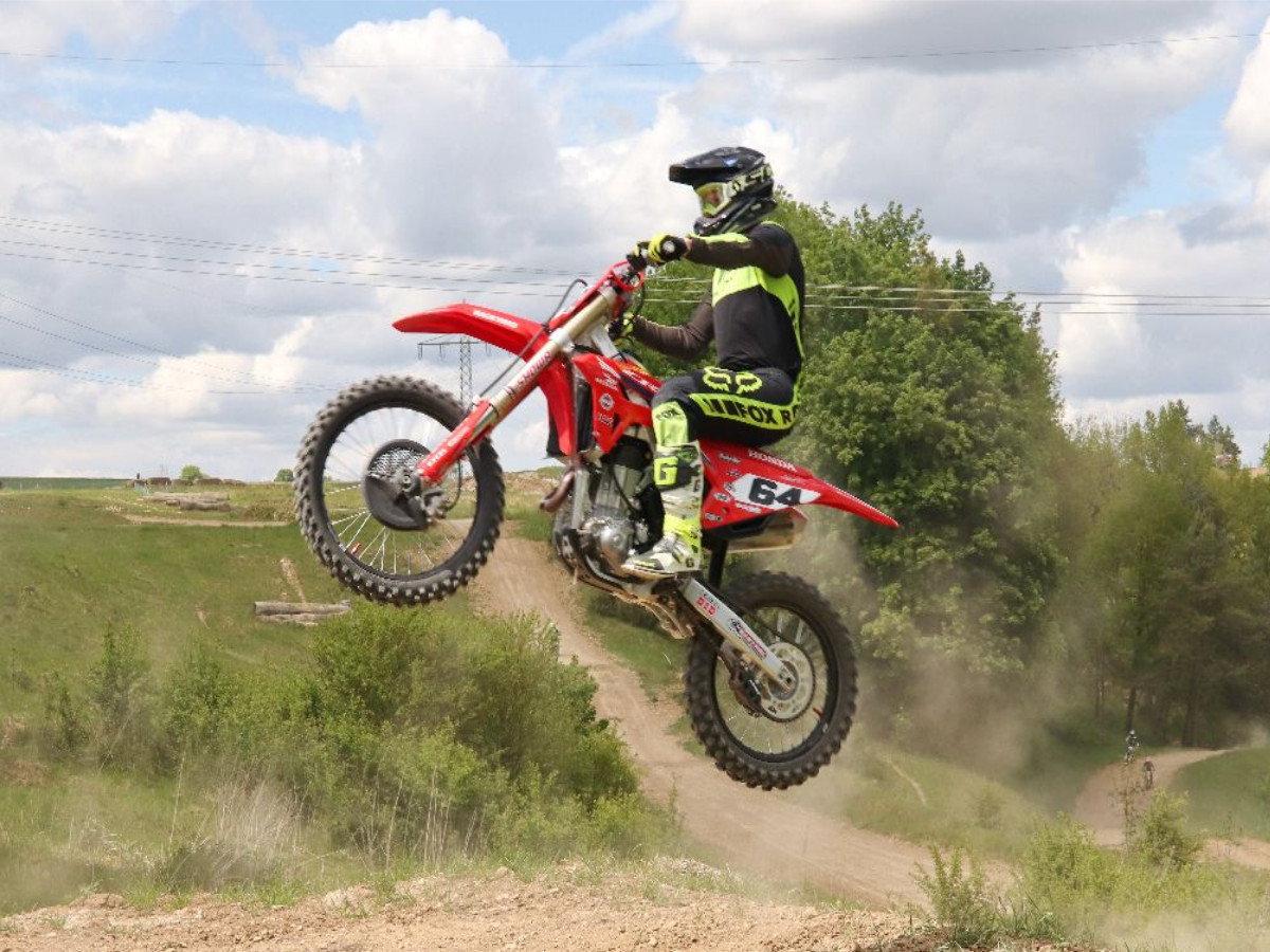 Action-Bild von einem Motocross-Fahrer beim Sprung mit dem Motorrad